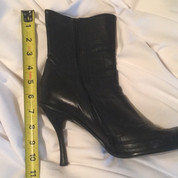 Roberto Rinaldi black leather heeled pointy boots. - Picture 6 of 7